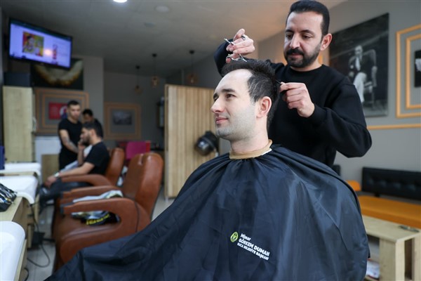 Buca'da bayram öncesi berber esnafına destek 