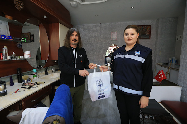 Pamukkale’de berberlere hijyen paketi dağıtıldı