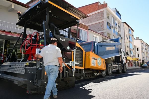 Selendi Atatürk Caddesi’nde yılların yol sorunu çözülüyor