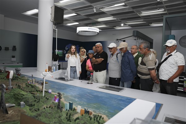 Erdemli Emekli Evi üyeleri, Mercan Bilim Merkezi’ni gezdi