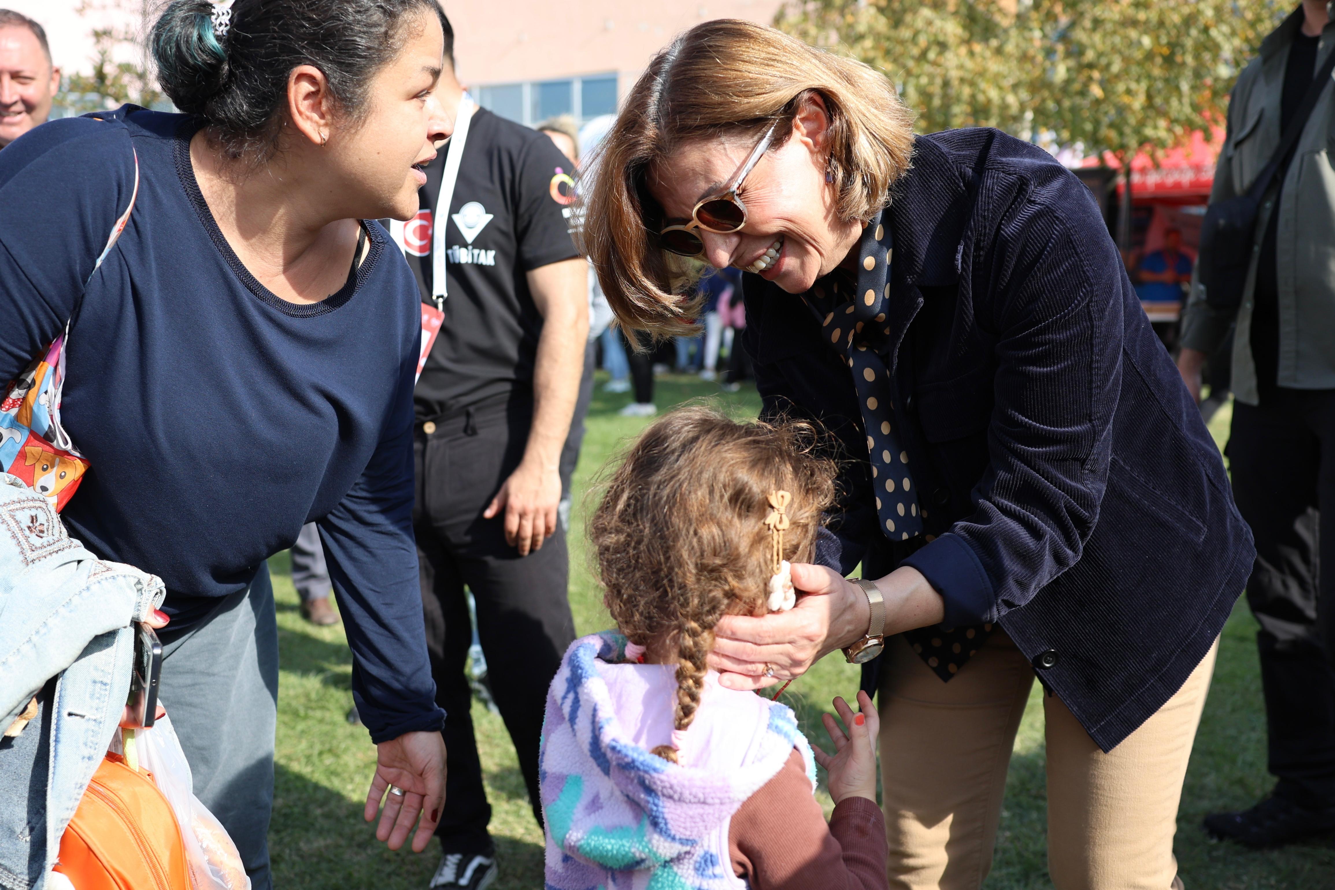 Başkan Ünlüce, Sazova’da çocuklarla bir araya geldi