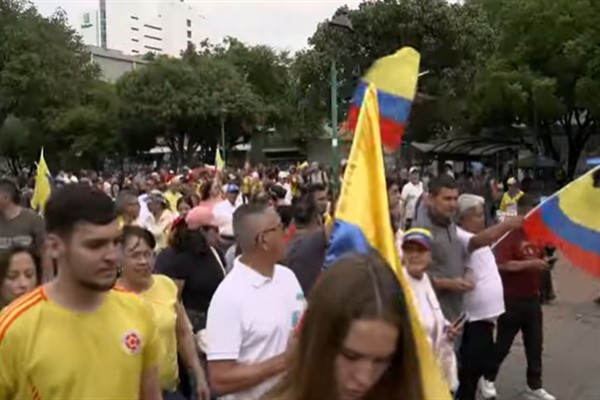  Kolombiya'da binlerce kişi ABD aleyhinde protesto gösterisi düzenledi