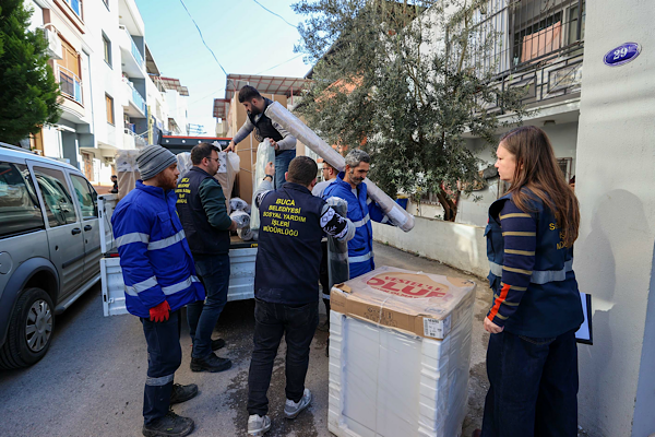 Buca'dan su baskınından etkilenen vatandaşlara eşya desteği