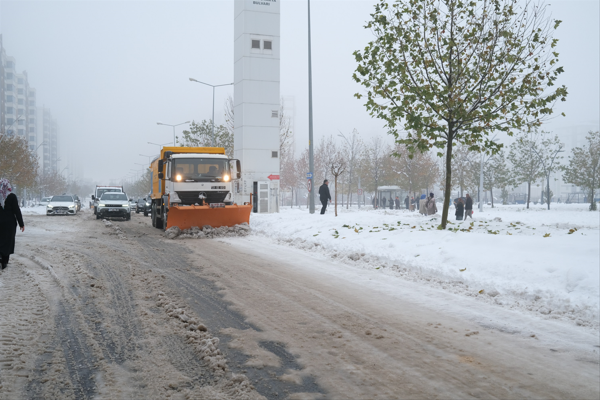Diyarbakır'da karla mücadele çalımaları sürüyor