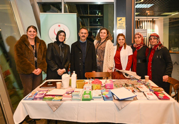Vali Aktaş, Gölcük Necati Çelik Devlet Hastanesi standını ziyaret etti