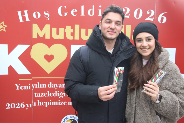 Kartal'da yeni yıla özel yılbaşı şapkası ve şeker dağıtıldı