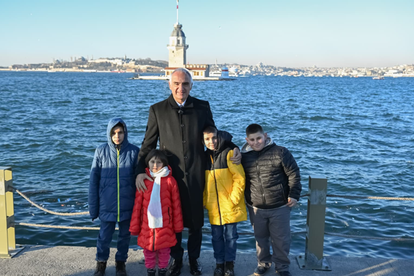 Bakan Ersoy, kardan “Kız Kulesi” yapan çocuklarla bir araya geldi 