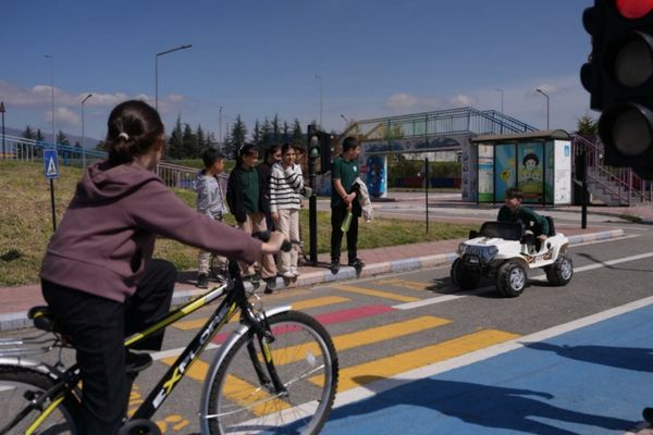 Düzce’de çocuklar trafik kurallarını uygulamalı öğrendiler