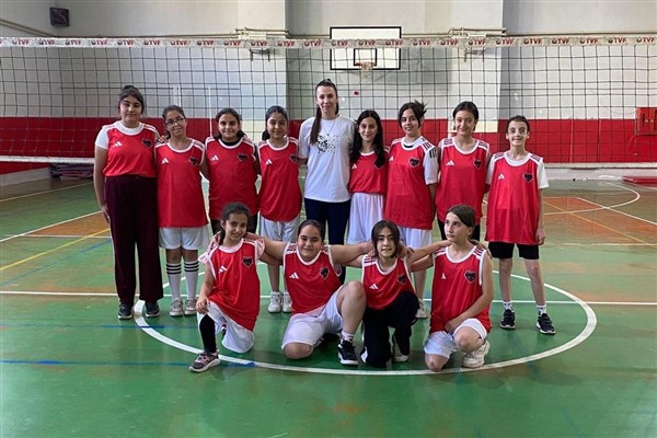 Van Büyükşehir Belediyespor geleceğin voleybolcularını yetiştiriyor