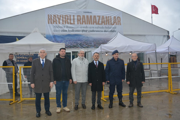 Aktaş, Merih Demiral tarafından Karamürsel’de kurulan iftar çadırını ziyaret etti