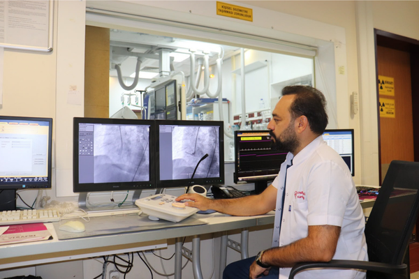 Doç. Dr. Halil Fedai, ani başlayan göğüs ağrılarına karşı uyardı