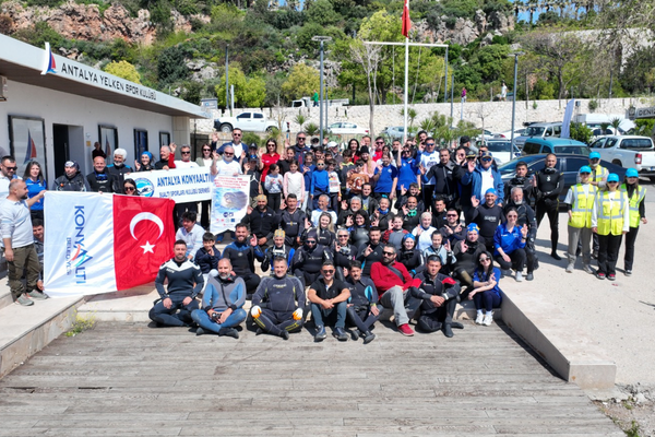 Konyaaltı Sahili’nde deniz dibi ve kıyı temizliği yapıldı