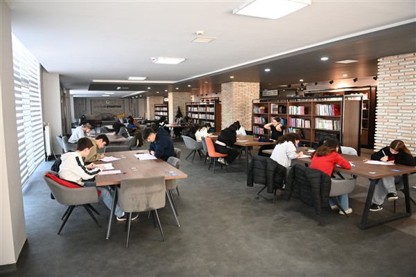 Mamak’ta üniversiteye hazırlanan öğrenciler için deneme sınavı düzenlendi