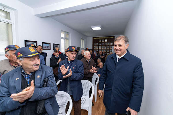 Başkan Tugay, geleneksel pilav gününde gazilerle bir araya geldi