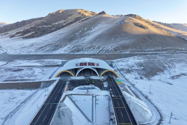 Urumçi-Lopnur otobanı trafiğe açıldı