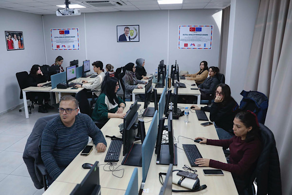 Mersin’de Dijital Tasarım ve Canva kursu devam ediyor