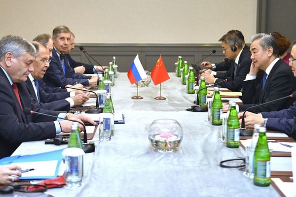 Wang Yi ve Lavrov Bakü'de bir araya geldi