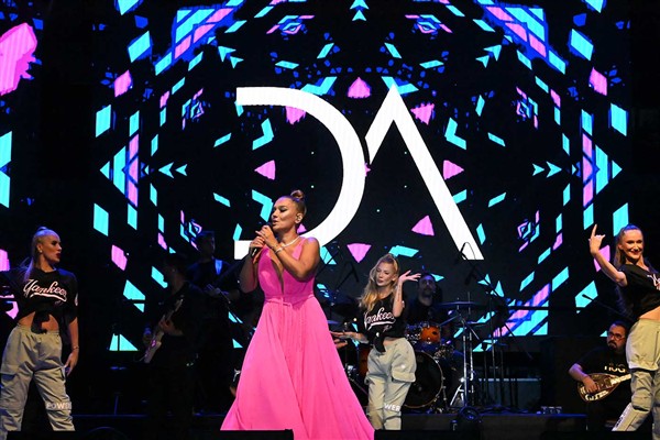 Demet Akalın, Bahçelievler’de sahne aldı 