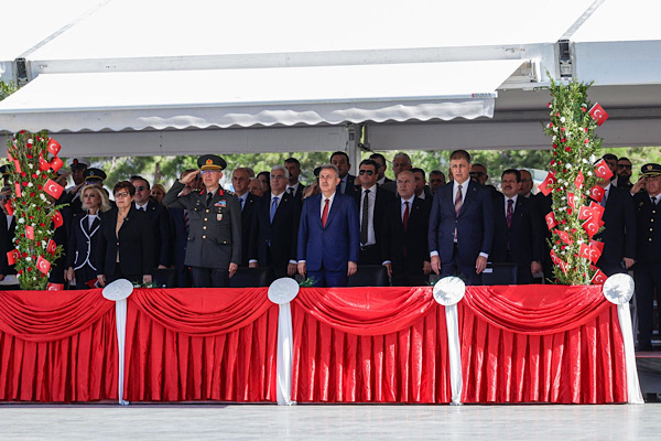 İzmir'in kurtuluşunun 104. yıl dönümü Cumhuriyet Meydanı'nda kutlandı