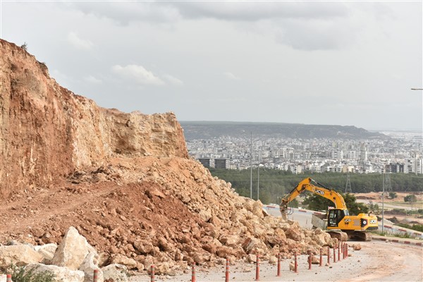 Kepez'de heyelan riskine müdahale