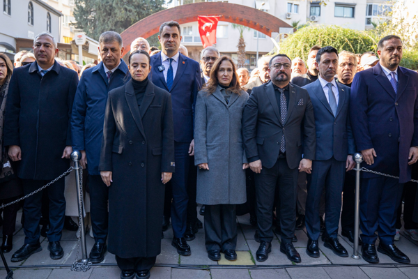 Zübeyde Hanım, Karşıyaka'daki anıt mezarı başında anıldı