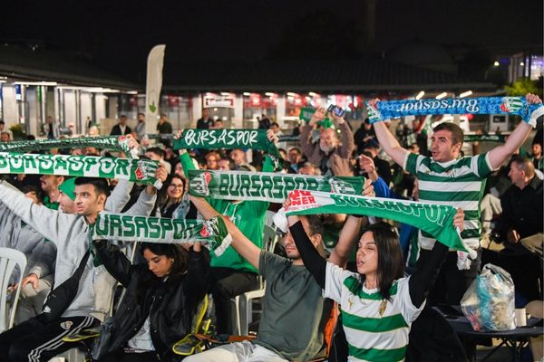 Bursaspor’un 4-2’lik galibiyet coşkusu Osmangazi Meydanı’na taşındı