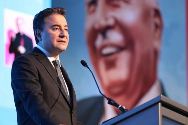 Babacan: Ülkemizde siyasetin seviyesi bu kadar düşmemeli