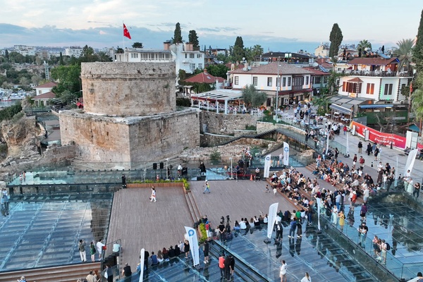 Antalya’da gün batımında Napoliten ve nostaljik şarkılar seslendirildi