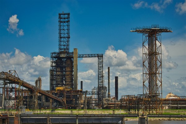 Petrol yükseldi, altın ve gümüş geriledi