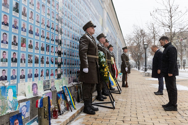 Zelenski ve Tusk, Ukraynalı şehitlere saygı duruşunda bulundu