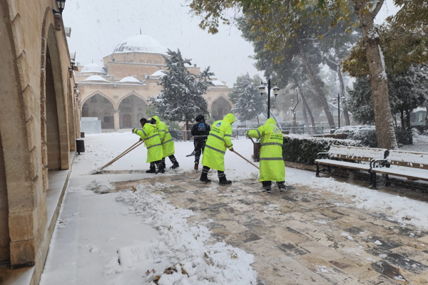 Eyyübiye’de kar yağışına karşı çalışmalar devam ediyor