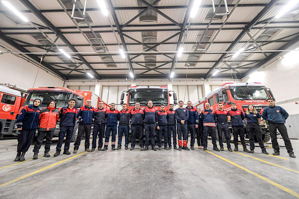 İzmir Büyükşehir Belediyesi İtfaiye ekipleri teyakkuzda bekliyor