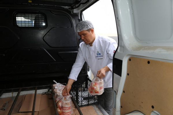 Edremit'te 3 çeşit sıcak yemek belirlenen hanelere ulaştırılıyor