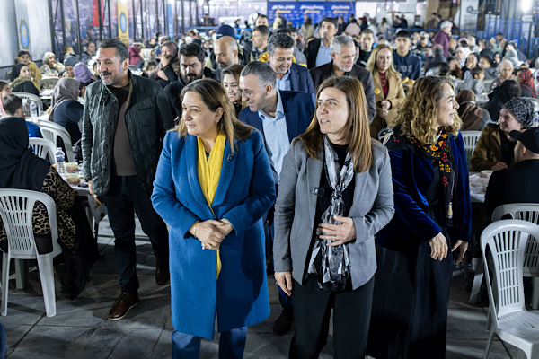  Eşbaşkan Bucak vatandaşlarla iftar yaptı