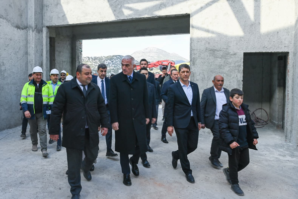 Bakan Ersoy, İbradı'da iftarda vatandaşlarla buluştu