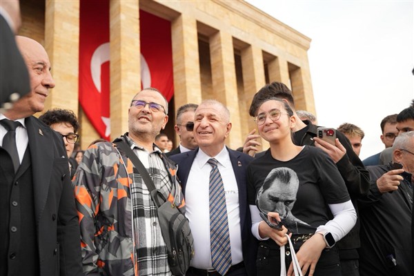 Özdağ’dan Anıtkabir’e ziyaret