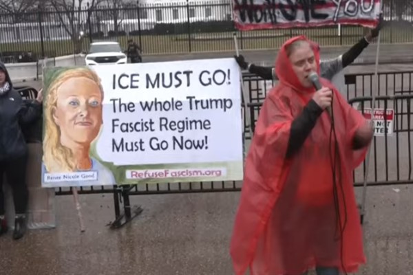 Göçmen polisinin bir kadını öldürmesinin ardından ABD'de büyük protestolar