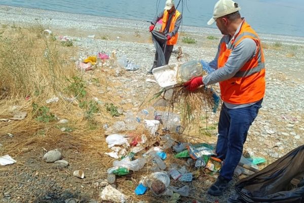 Mollakasım sahilinde tonlarca çöp toplandı
