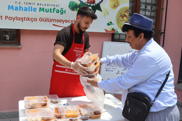 İzmit'te mahalle mutfakları uygulaması devam ediyor