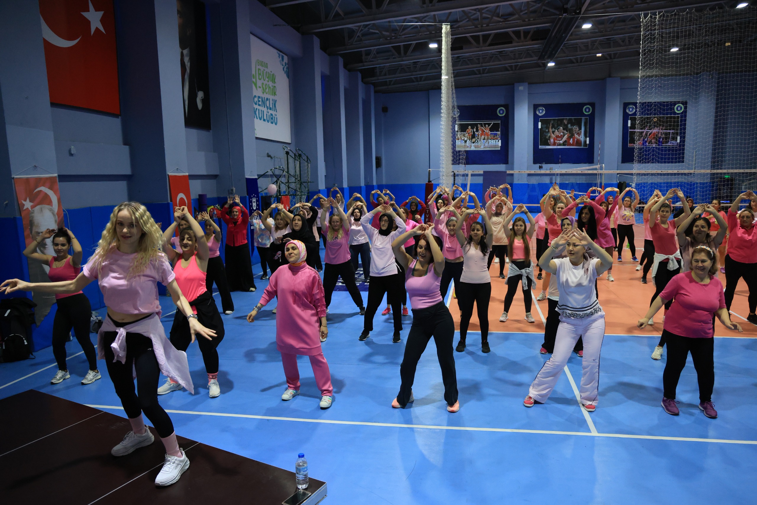 Bursa'da kadınlar müzik eşliğinde spor yapıyor