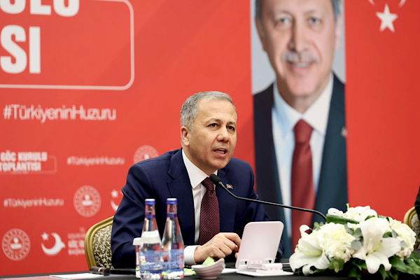 Yerlikaya: Mersin Limanı'nda 44 yabancı uyruklu kişi yakalandı