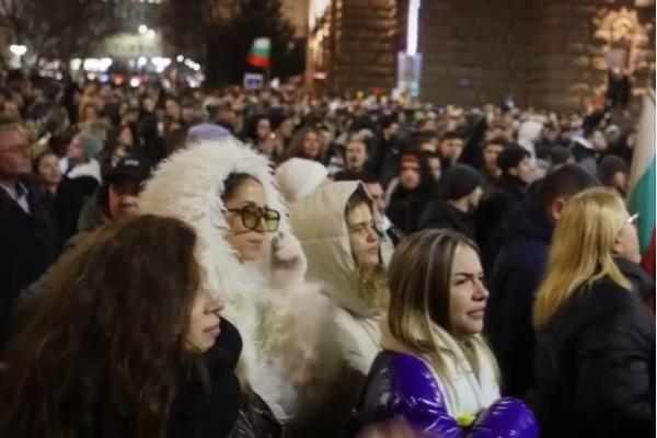 Sofya'da protestocular polisle çatıştı