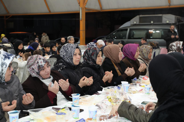 İzmit Belediyesi'nin Yeşilova mahalle iftarında vatandaşlar bir araya geldi