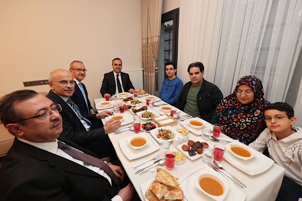 Bakan Kacır, Malatya’da depremzede ailenin iftar sofrasına konuk oldu