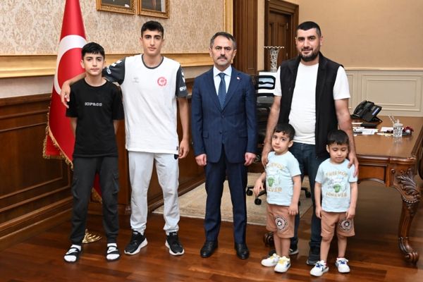 Minikler Türkiye Şampiyonu Ali Osman Can'dan Vali Aktaş'a ziyaret