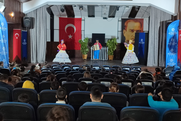 Karacasu'da çocuklar tiyatroyla buluştu