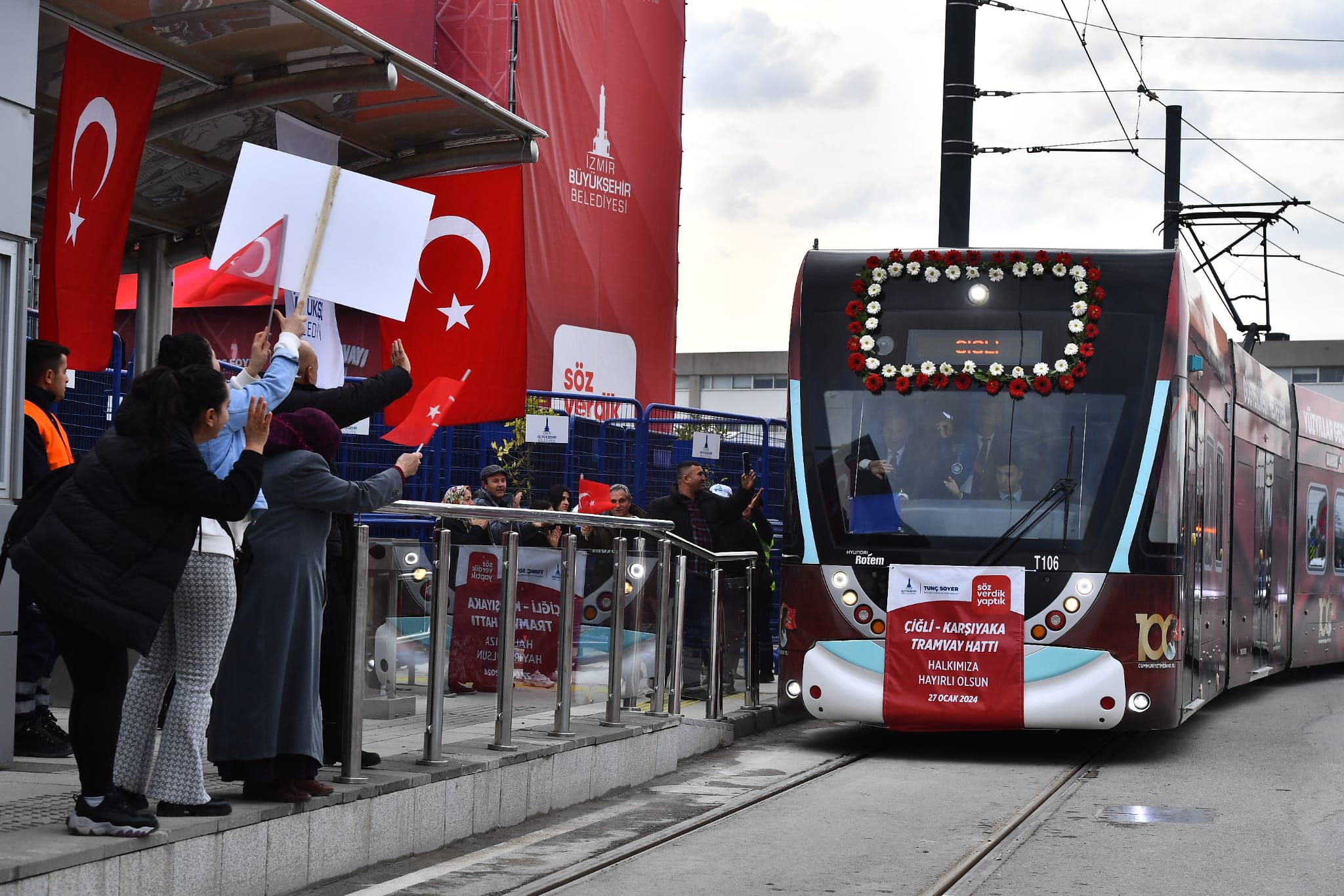 İzmir’de Çiğli Tramvayı hizmete girdi