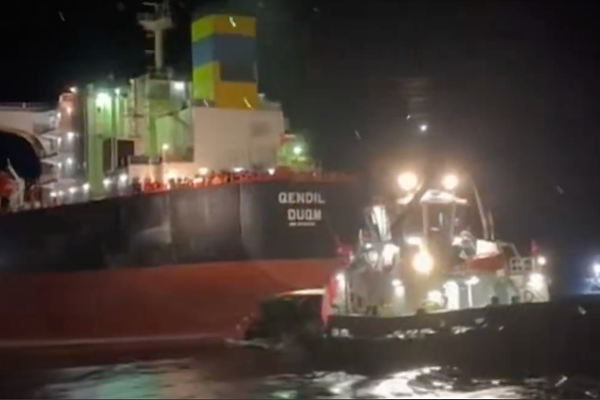 Bozcaada’da karaya oturan tanker kurtarıldı