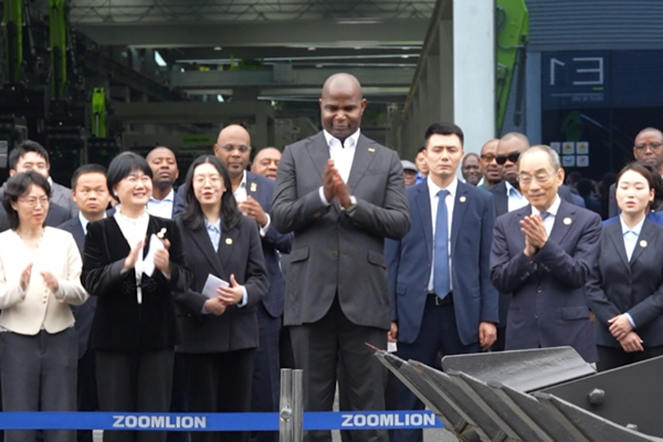 Mozambik Devlet Başkanı Chapo, Çin'de akıllı fabrikayı ziyaret etti