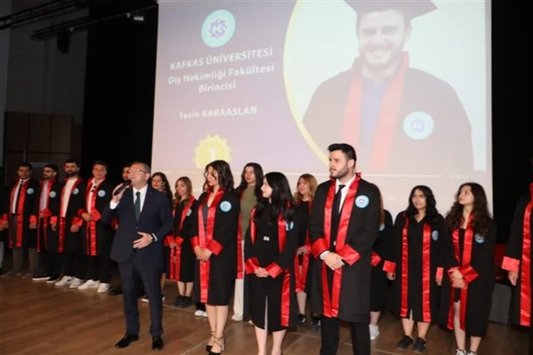 Kafkas Üniversitesi'nde mezuniyet coşkusu